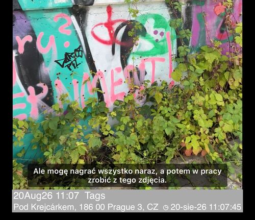 Odtwarzanie z wierszem napisów na wideo, powyżej wierszy notatek i adresu