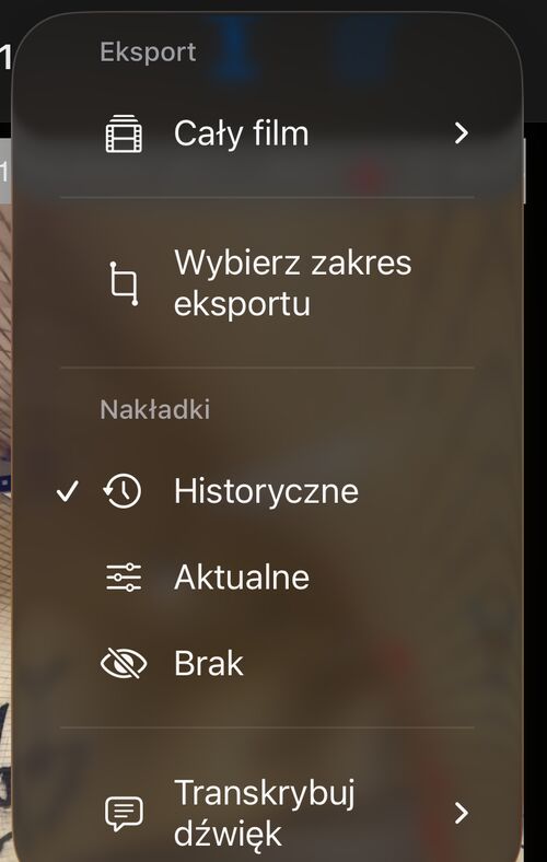 Menu Więcej odtwarzania wideo z pozycją Transkrybuj dźwięk pod sekcjami eksportu i nakładek