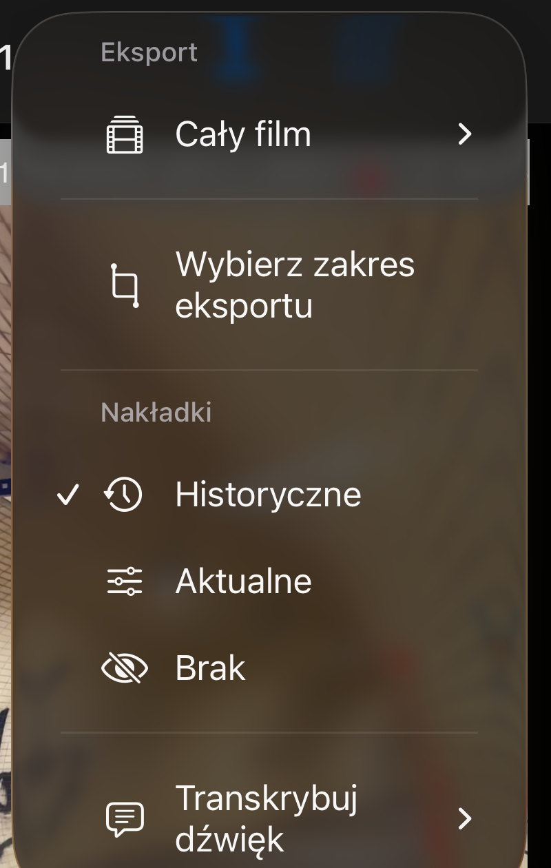 Menu Więcej odtwarzania wideo z pozycją Transkrybuj dźwięk pod sekcjami eksportu i nakładek
