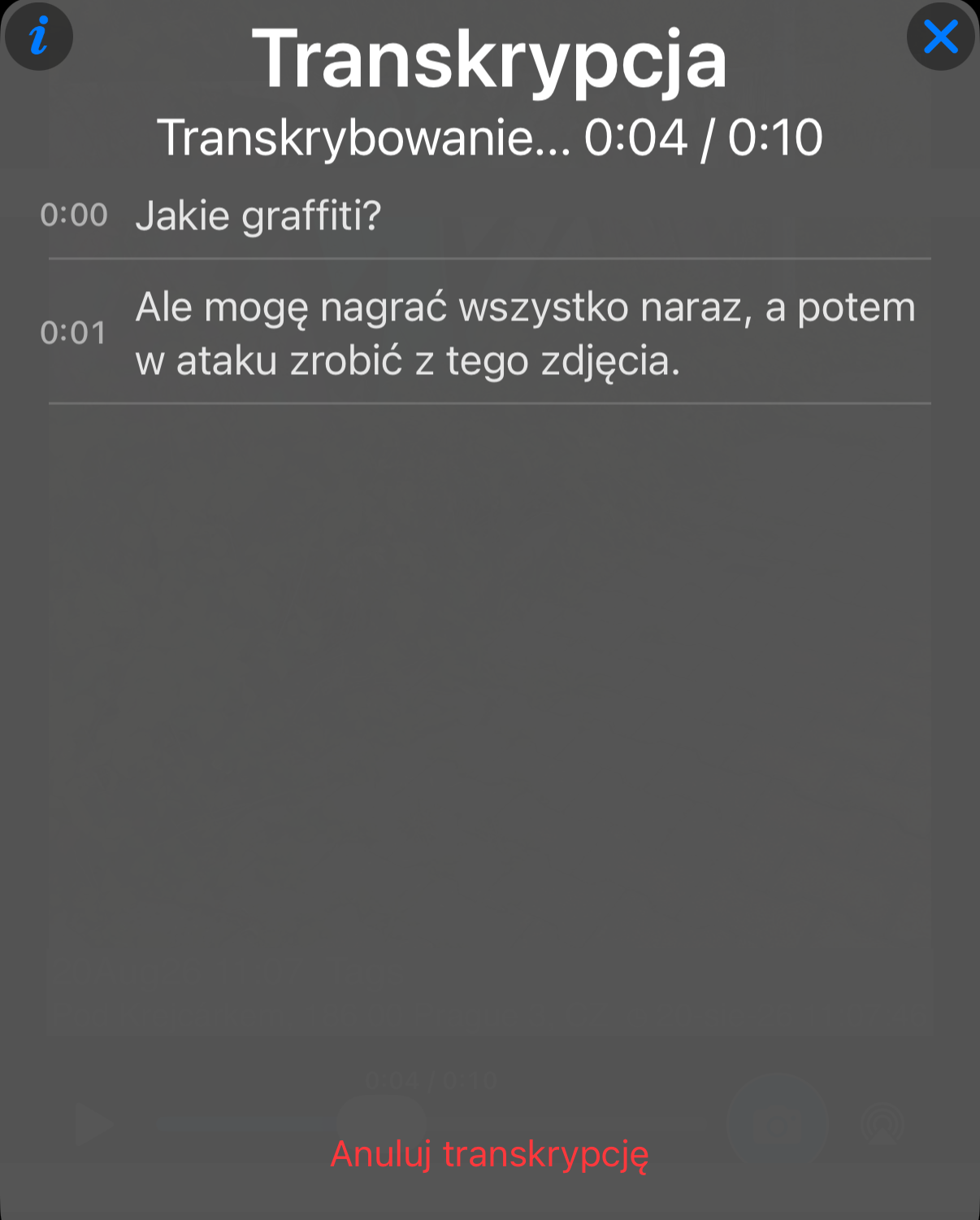 Trwająca transkrypcja: rozpoznane wiersze pojawiają się w panelu, postęp pokazany względem długości wideo, poniżej akcja Anuluj transkrypcję