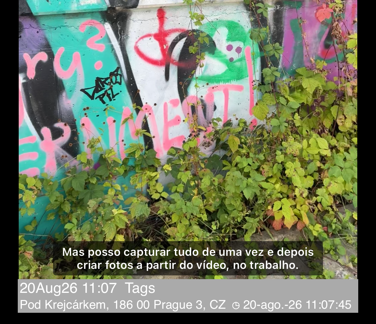 Reprodução com uma linha de legenda sobre o vídeo, acima das linhas de notas e endereço