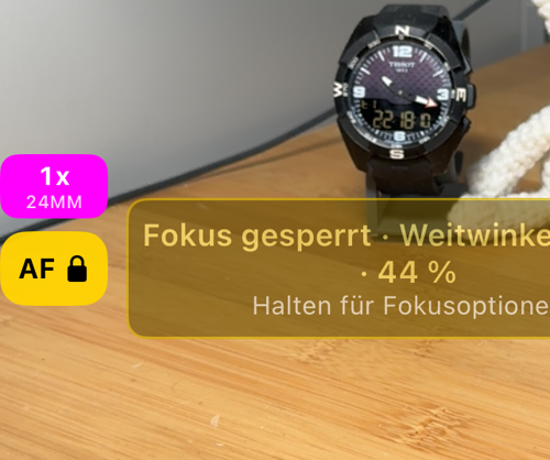 Die AF-Taste im gesperrten Zustand — gelb mit geschlossenem Schloss — und die Bestätigung „Fokus gesperrt · Weitwinkelkamera · 42 %“