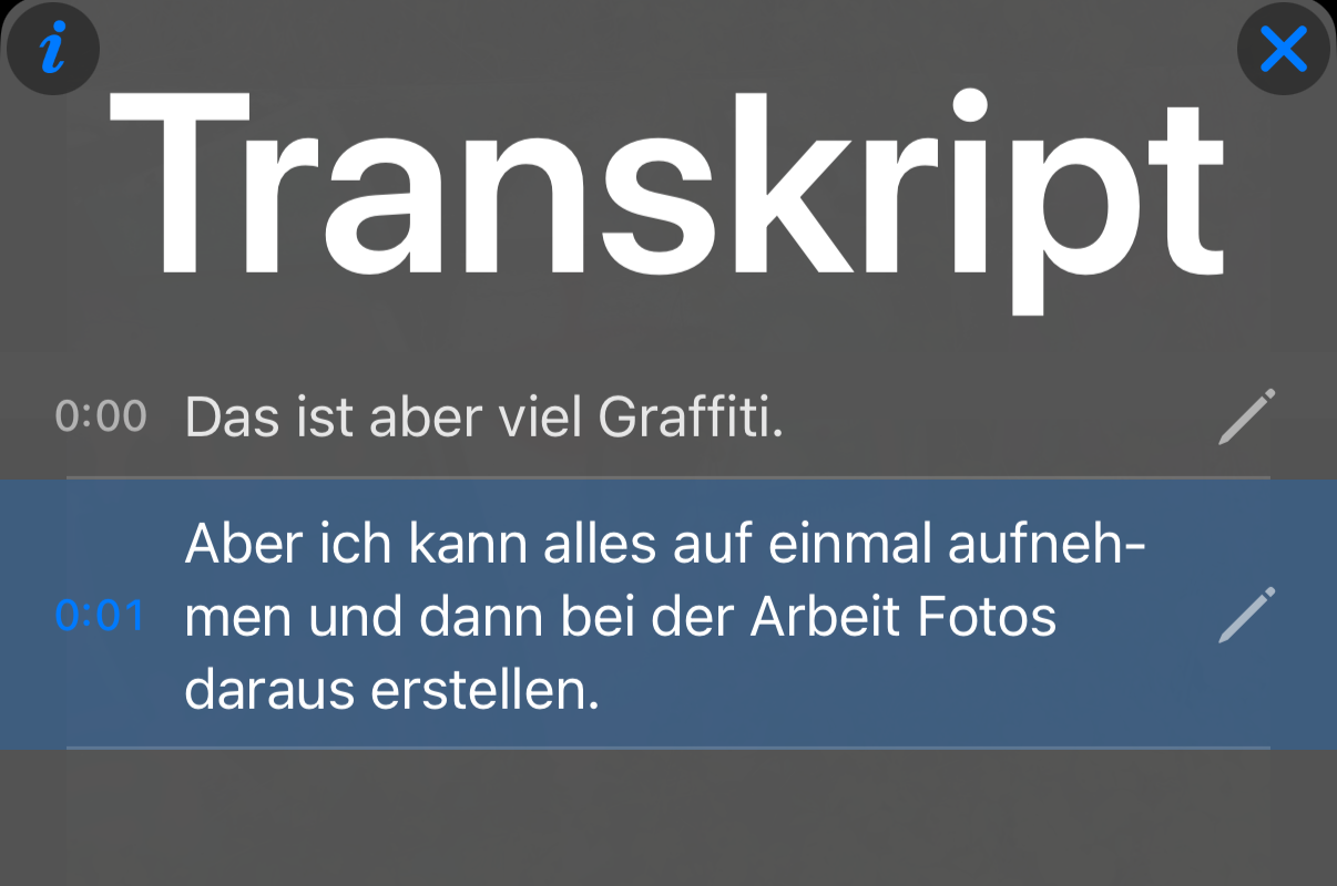 Transkript-Panel mit einer Zeile pro Satz samt Zeitstempel und hervorgehobener aktueller Zeile