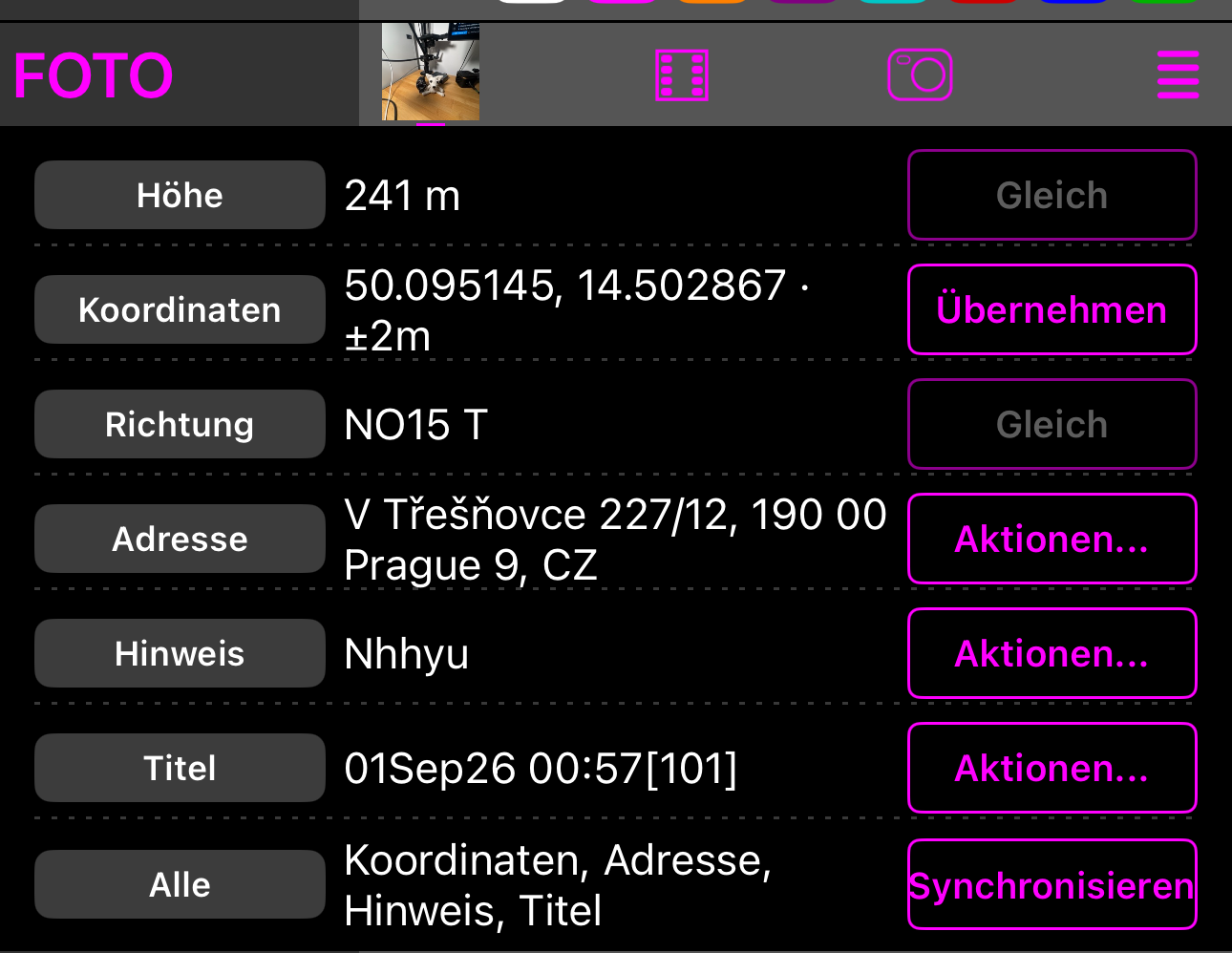 Der Abschnitt Foto geöffnet, mit Zeilen für Höhe, Koordinaten, Richtung, Adresse, Hinweis und Titel, jeweils mit dem Wert des Fotos, und einer Zeile Alle