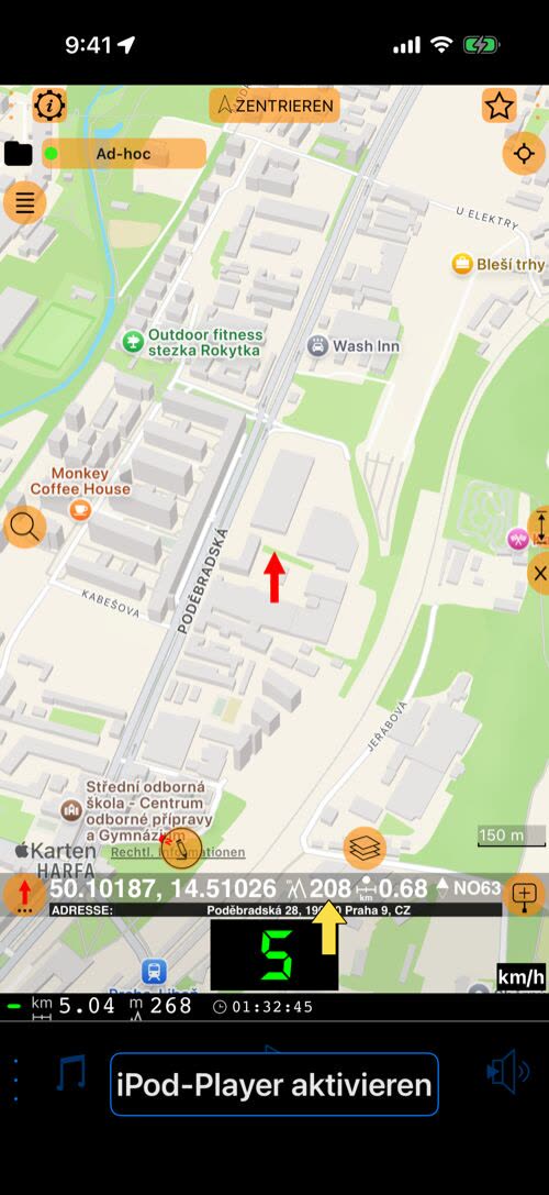 Der rote Pfeil auf einer Straße in Prag; ein gelber Pfeil zeigt auf die Höhe, 208 m, in der Zeile unter der Karte, neben 50.10187, 14.51026, 0,68 km, NO63 und der Adresse Poděbradská 28