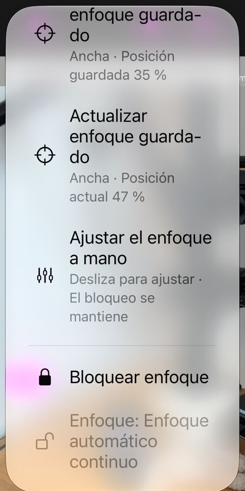 Las opciones de enfoque abiertas desde el botón AF: «Eliminar enfoque guardado», «Bloquear en el enfoque guardado», «Actualizar enfoque guardado», «Ajustar el enfoque a mano», «Bloquear enfoque» y la línea de estado