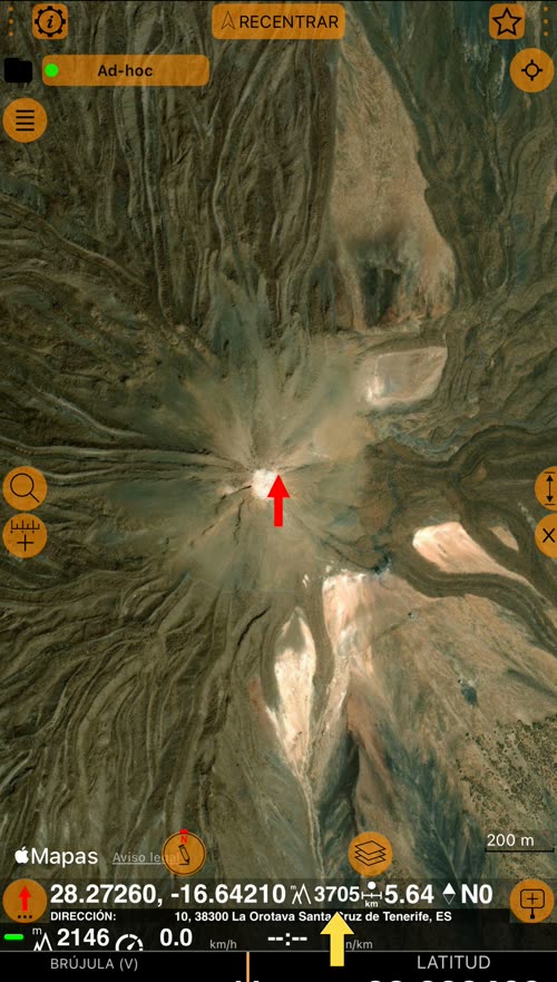 La flecha roja sobre el Teide; una flecha amarilla señala la altitud, 3705 m, en la fila bajo el mapa, junto a 28.27260, -16.64210, 5,64 km, N0 y la dirección La Orotava, Santa Cruz de Tenerife