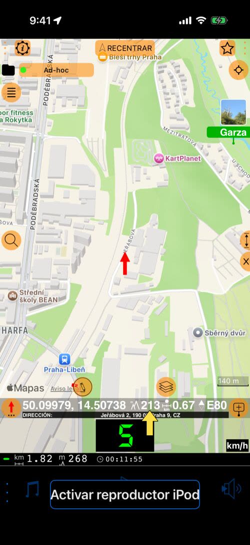 La flecha roja sobre una calle de Praga; una flecha amarilla señala la altitud, 213 m, en la fila bajo el mapa, junto a 50.09979, 14.50738, 0,67 km, E80 y la dirección Jeřábová 2
