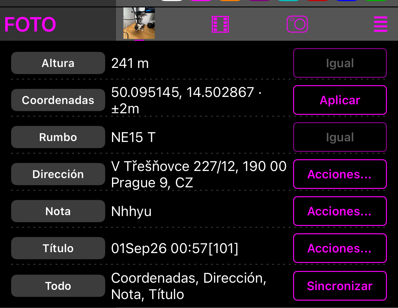 La sección Foto desplegada, con filas para Altitud, Coordenadas, Rumbo, Dirección, Nota y Título, cada una con el valor de la foto, y una fila Todo