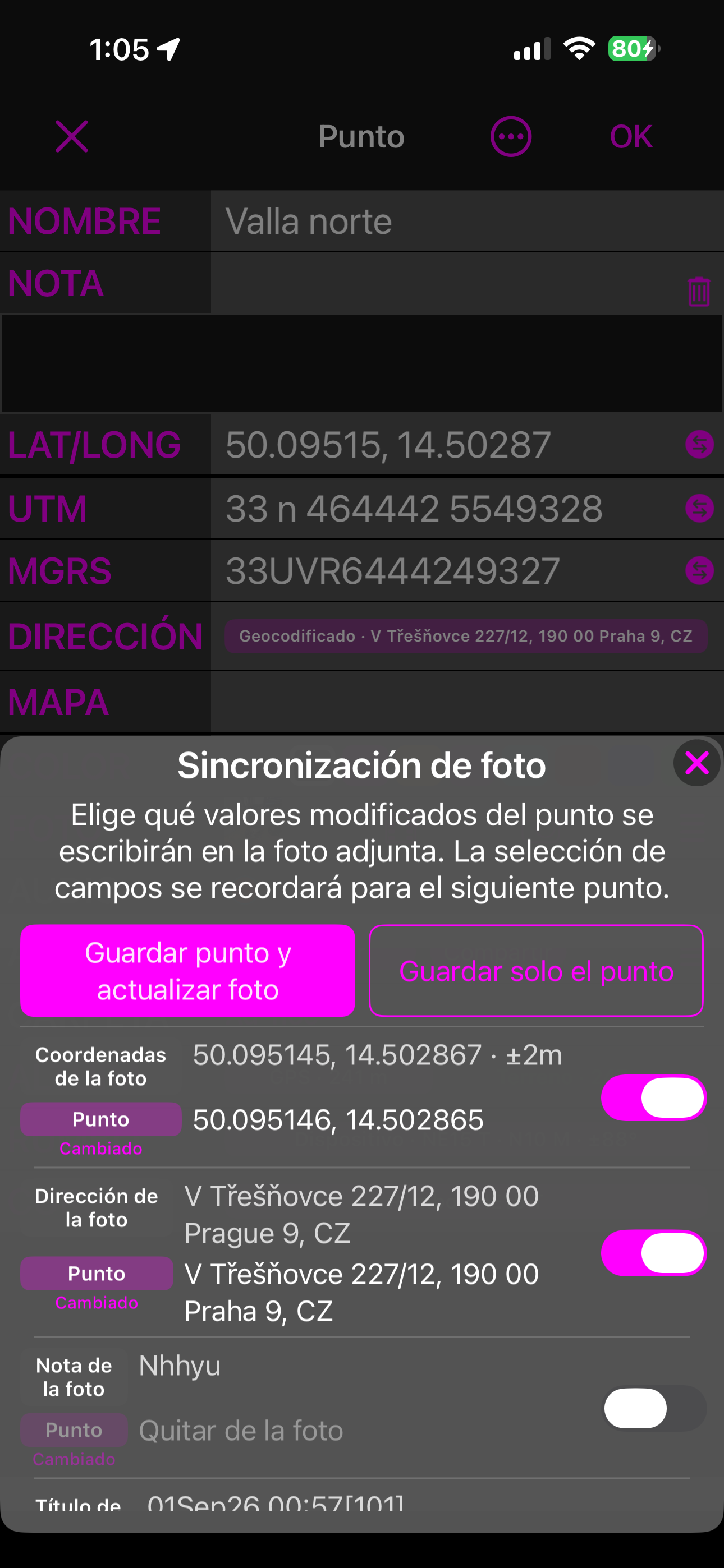 La hoja Sincronización de foto al guardar: Guardar punto y actualizar foto, Guardar solo el punto, y una fila por campo con el valor de la foto encima del valor del punto, cada una con un interruptor