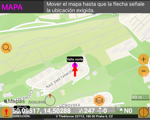La fila MAPA abierta: un mapa con una flecha roja fija en el centro, botones de zoom y capas, y debajo una barra con la coordenada, la altitud y la dirección que hay bajo la flecha