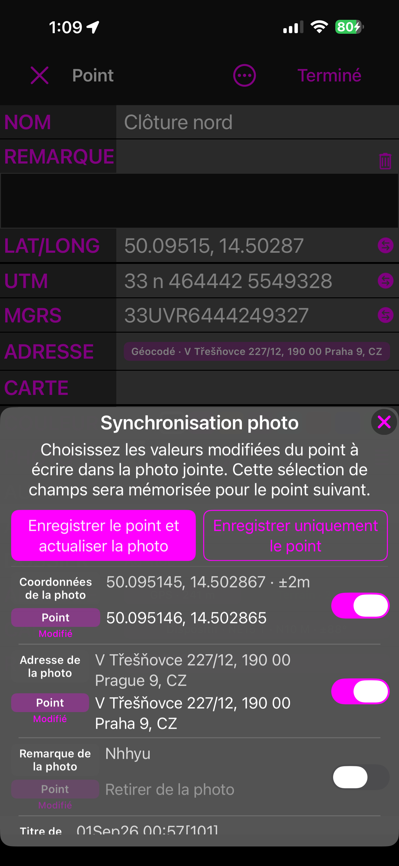 La feuille Synchronisation photo à l&rsquo;enregistrement : Enregistrer le point et mettre à jour la photo, Enregistrer le point seulement, et une ligne par champ montrant la valeur de la photo au-dessus de celle du point, chacune avec un interrupteur