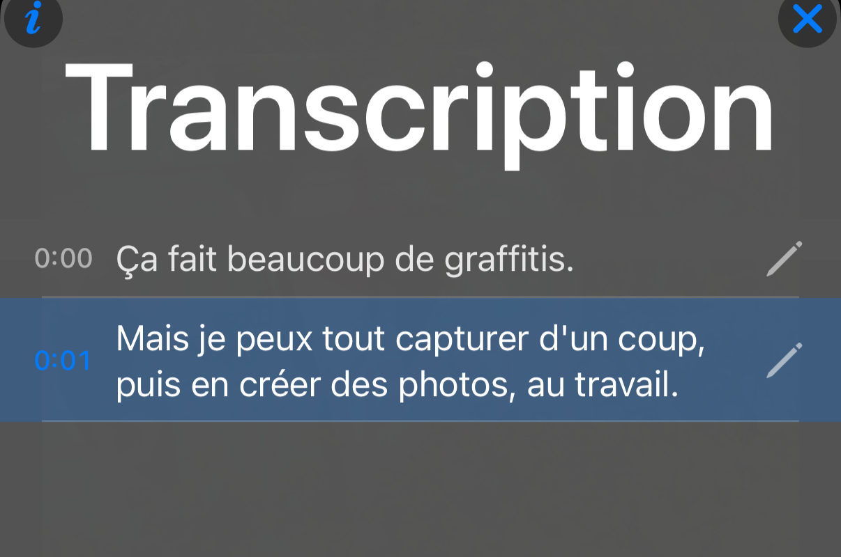 Panneau de transcription avec une ligne horodatée par phrase et la ligne en cours surlignée
