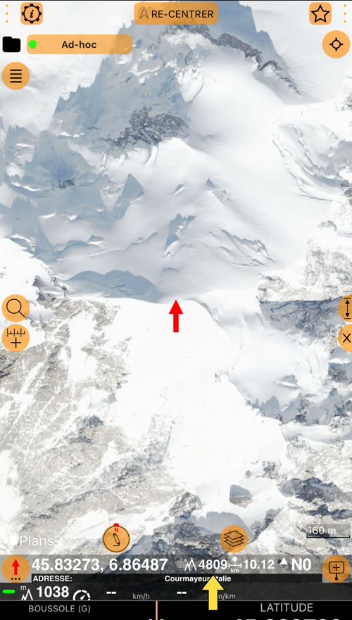 La flèche rouge sur le mont Blanc ; une flèche jaune désigne l’altitude, 4809 m, dans la ligne sous la carte, à côté de 45.83273, 6.86487, 10,12 km, N0 et de l’adresse Courmayeur, Italie