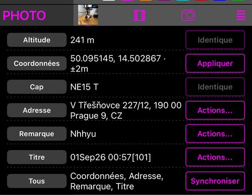 La section Photo dépliée, avec des lignes pour Altitude, Coordonnées, Cap, Adresse, Remarque et Titre, chacune montrant la valeur de la photo, et une ligne Tout