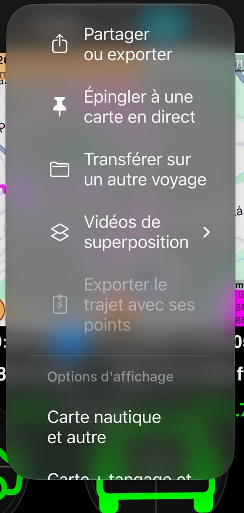 Le menu « Plus » de l’écran du trajet : « Partager ou exporter », « Épingler à la carte », « Déplacer », « Vidéos de superposition » et la section des options d’affichage avec « Carte + tangage et roulis + graphique » sélectionné