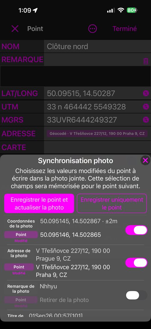 La feuille Synchronisation photo à l&rsquo;enregistrement : Enregistrer le point et mettre à jour la photo, Enregistrer le point seulement, et une ligne par champ montrant la valeur de la photo au-dessus de celle du point, chacune avec un interrupteur