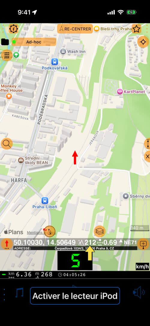 La flèche rouge sur une rue de Prague ; une flèche jaune désigne l&rsquo;altitude, 212 m, dans la ligne sous la carte, à côté de 50.10030, 14.50649, 0,69 km, NE71 et de l&rsquo;adresse Čerpadlová 1034/2
