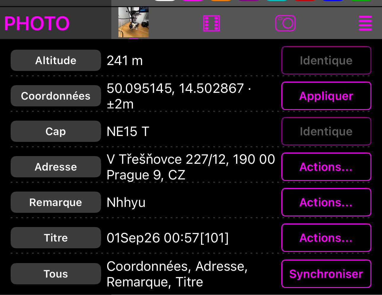 La section Photo dépliée, avec des lignes pour Altitude, Coordonnées, Cap, Adresse, Remarque et Titre, chacune montrant la valeur de la photo, et une ligne Tout