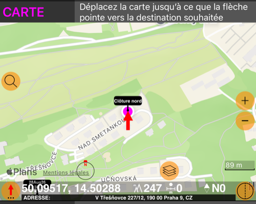 La ligne CARTE ouverte : une carte avec une flèche rouge fixée au centre, les boutons de zoom et de couches, et en dessous une barre affichant la coordonnée, l&rsquo;altitude et l&rsquo;adresse sous la flèche