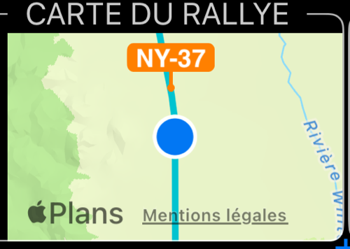 La jauge cartographique du rallye suit la position cap en haut, avec l&rsquo;itinéraire et un repère kilométrique