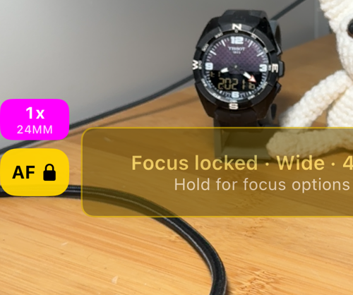 लॉक अवस्था में AF बटन — पीला, बंद ताले के साथ — और पुष्टि «Focus locked · Wide · 42 %»