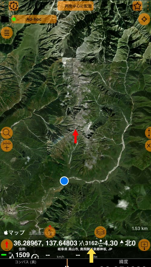 奥穂高岳に合わせた赤い矢印。黄色い矢印が地図の下の行の標高 3162 m を指しています。並んで 36.28967, 137.64803、4.30 km、北0、住所 岐阜県 高山市 奥飛騨温泉郷神坂