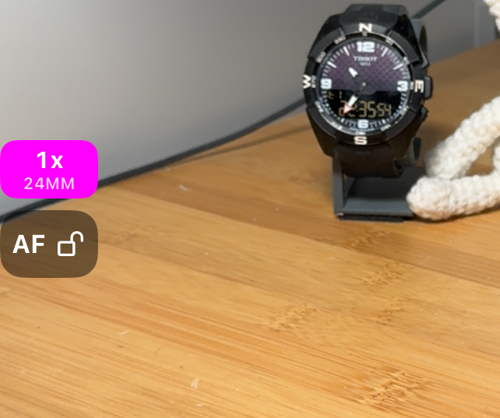 뷰파인더 왼쪽 가장자리의 줌 칩: 위에 1x, 아래에 24MM, 그 아래에 AF 버튼