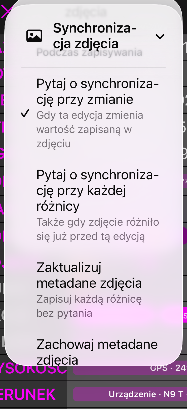 Sekcja Przy zapisie w menu Synchronizacja zdjęcia z czterema możliwościami