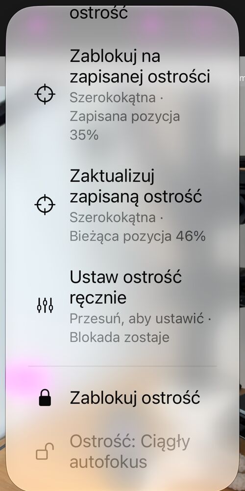 Opcje ostrości otwarte z przycisku AF: „Usuń zapisaną ostrość”, „Zablokuj na zapisanej ostrości”, „Zaktualizuj zapisaną ostrość”, „Ustaw ostrość ręcznie”, „Zablokuj ostrość” oraz wiersz stanu