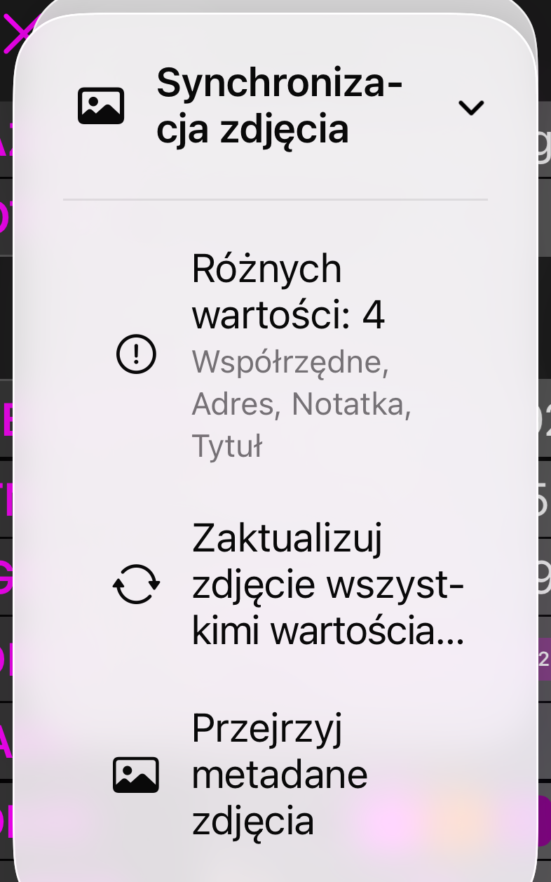 Menu Synchronizacja zdjęcia: wiersz stanu „3 wartości się różnią”, Zaktualizuj zdjęcie wszystkimi wartościami punktu oraz Przejrzyj metadane zdjęcia