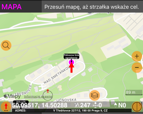 Otwarty wiersz MAPA: mapa z czerwoną strzałką na stałe pośrodku, przyciski powiększenia i warstw, a pod nimi pasek z współrzędną, wysokością i adresem pod strzałką