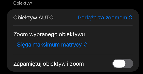 Sekcja „Obiektyw” w ustawieniach sterowania wizjerem: „Obiektyw AUTO”, „Zoom wybranego obiektywu” i „Zapamiętuj obiektyw i zoom”