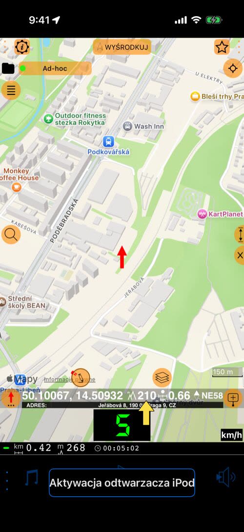 Czerwona strzałka na ulicy w Pradze; żółta strzałka wskazuje wysokość, 210 m, w wierszu pod mapą, obok 50.10067, 14.50932, 0,66 km, NE58 i adresu Jeřábová 8