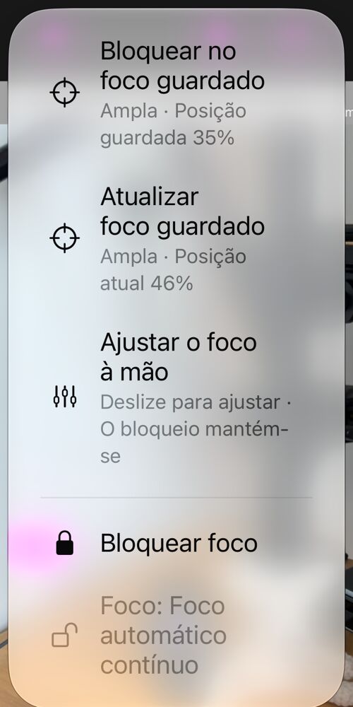 As opções de foco abertas pelo botão AF: «Eliminar foco guardado», «Bloquear no foco guardado», «Atualizar foco guardado», «Ajustar o foco à mão», «Bloquear foco» e a linha de estado