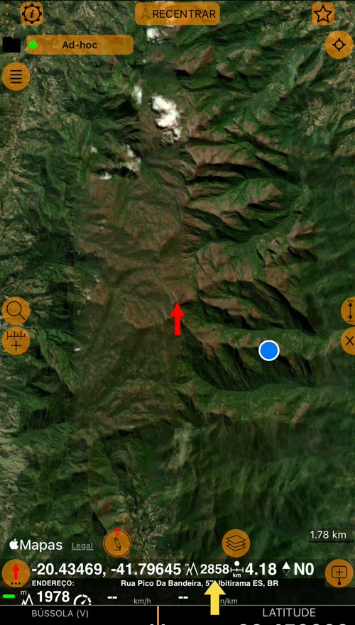 A seta vermelha no Pico da Bandeira; uma seta amarela aponta a altitude, 2858 m, na linha abaixo do mapa, junto de -20.43469, -41.79645, 4,18 km, N0 e do endereço Rua Pico da Bandeira, Ibitirama