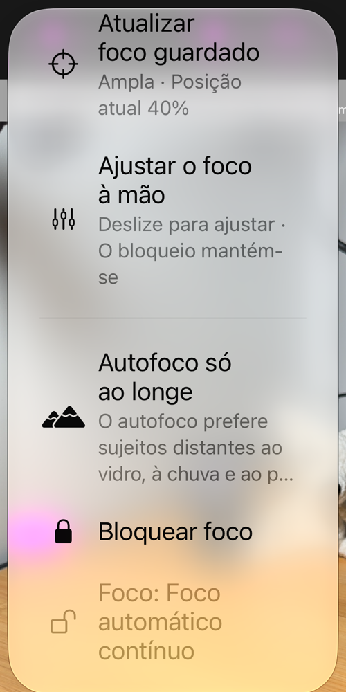 As opções de foco abertas pelo botão AF: «Bloquear no foco guardado», «Atualizar foco guardado», «Ajustar o foco à mão», «Autofoco só ao longe», «Bloquear foco» e a linha de estado