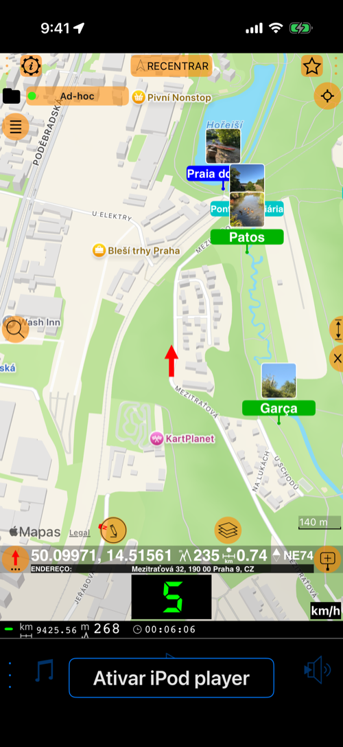 Seta vermelha no mapa mostrando a elevação do terreno de 235 m ao lado das coordenadas, da distância e do rumo