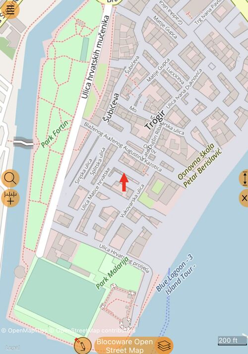 Экран карты с Blocoware Open Street Map: улицы, тропы, парки и названия мест, строка атрибуции и название источника внизу