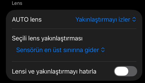 Vizör denetimleri ayarları: AUTO lens ayarı ve Lensi ve yakınlaştırmayı hatırla ögelerinin bulunduğu Lens bölümü