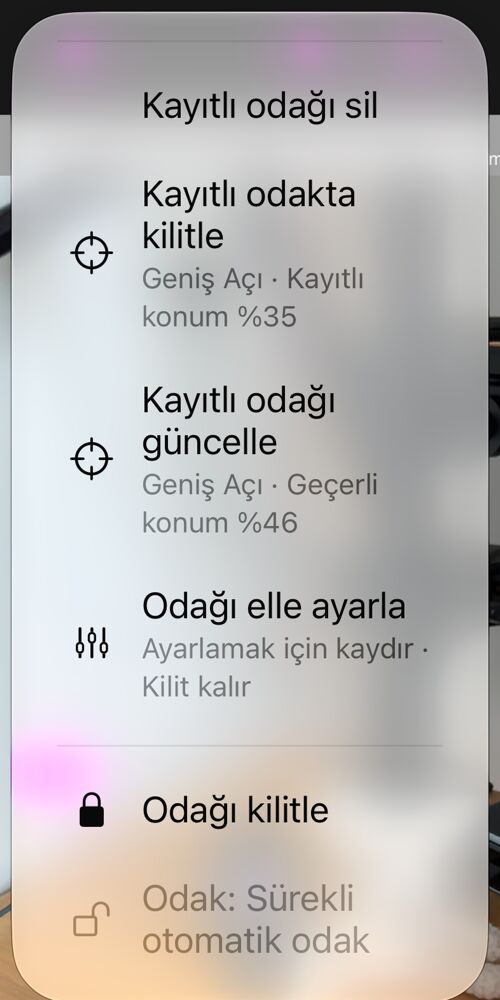AF düğmesinden açılan odak seçenekleri: «Kayıtlı odağı sil», «Kayıtlı odakta kilitle», «Kayıtlı odağı güncelle», «Odağı elle ayarla», «Odağı kilitle» ve durum satırı