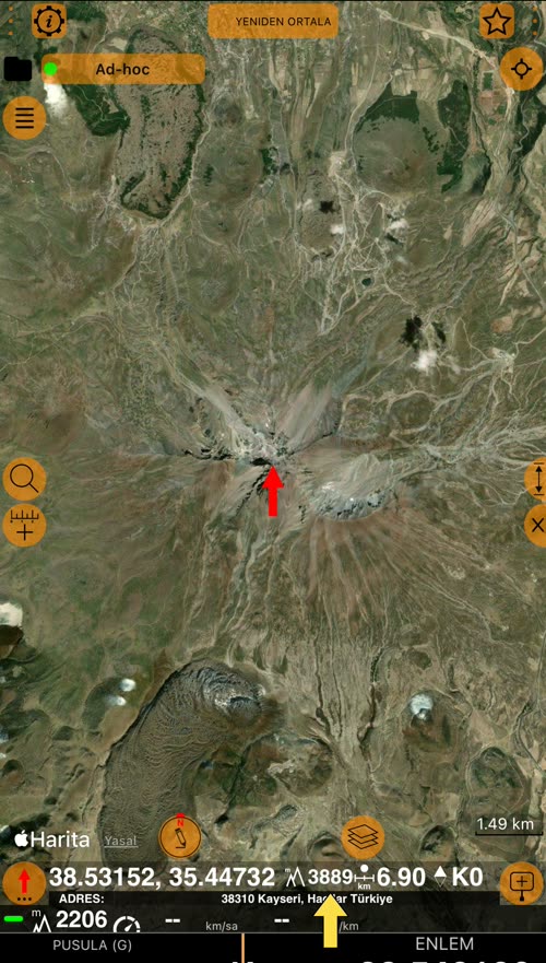 Erciyes’in zirvesindeki kırmızı ok; sarı bir ok haritanın altındaki satırda yüksekliği, 3889 m’yi gösteriyor; yanında 38.53152, 35.44732, 6,90 km, K0 ve 38310 Kayseri, Hacılar adresi