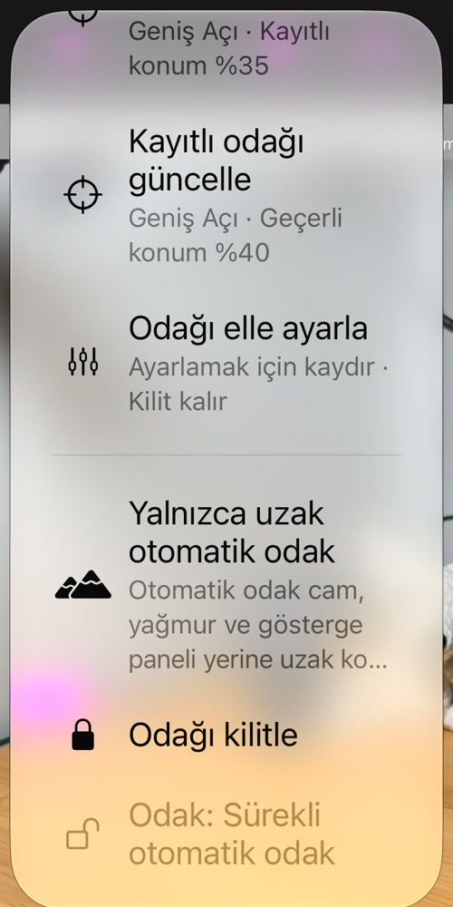 AF düğmesinden açılan odak seçenekleri: «Kayıtlı odakta kilitle», «Kayıtlı odağı güncelle», «Odağı elle ayarla», «Yalnızca uzak otomatik odak», «Odağı kilitle» ve durum satırı