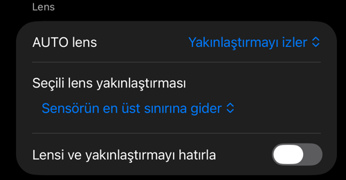 Vizör denetimleri ayarlarındaki «Lens» bölümü: «AUTO lens», «Seçili lens yakınlaştırması» ve «Lensi ve yakınlaştırmayı hatırla»