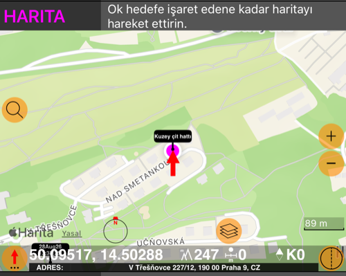 Açılmış HARITA satırı: ortasına sabitlenmiş kırmızı oklu bir harita, yakınlaştırma ve katman düğmeleri ve altında okun altındaki koordinatı, yüksekliği ve adresi gösteren bir şerit