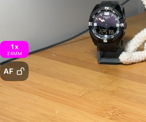 取景器左緣的縮放標籤:上方 1x、下方 24MM,其下是 AF 按鈕