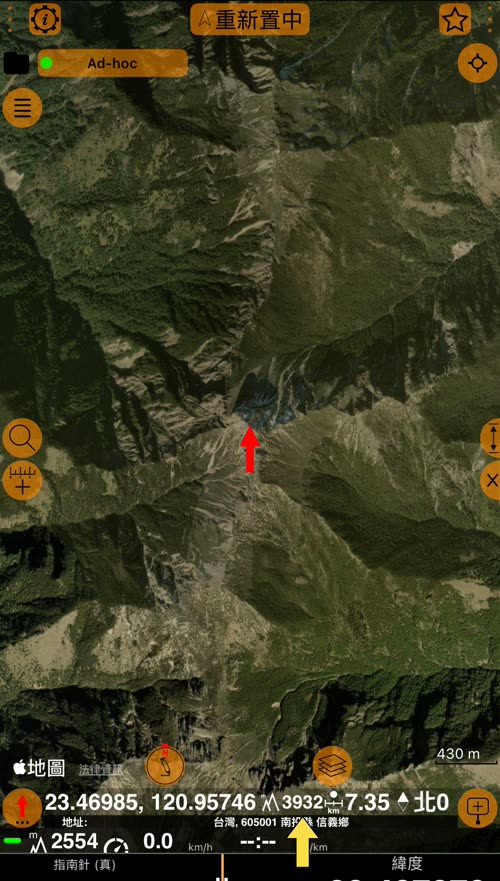 紅色箭頭對準玉山主峰；黃色箭頭指向地圖下方那一列的海拔 3932 m，旁邊是 23.46985, 120.95746、7.35 km、北0 和地址 南投縣 信義鄉