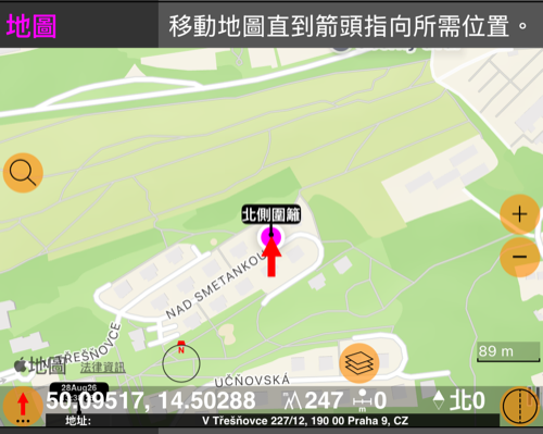 展開的地圖列：中央固定一支紅色箭頭的地圖、縮放與圖層按鈕，下方一條列出箭頭所指位置座標、高度與地址的資訊列